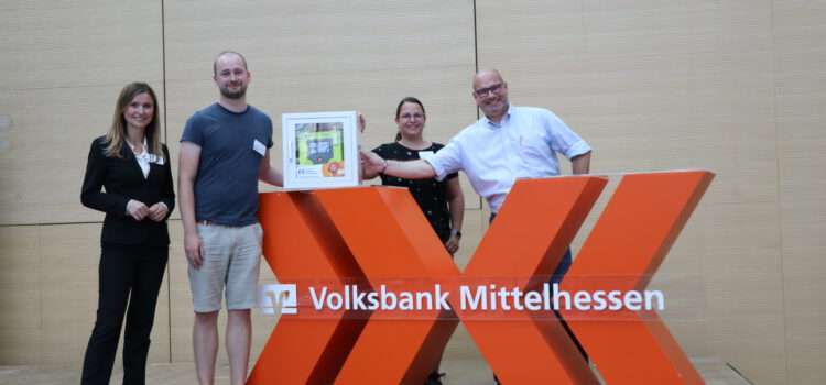 Förderverein der Gesamtschule Mücke erhält „Lebensretter“ von der Volksbank Mittelhessen