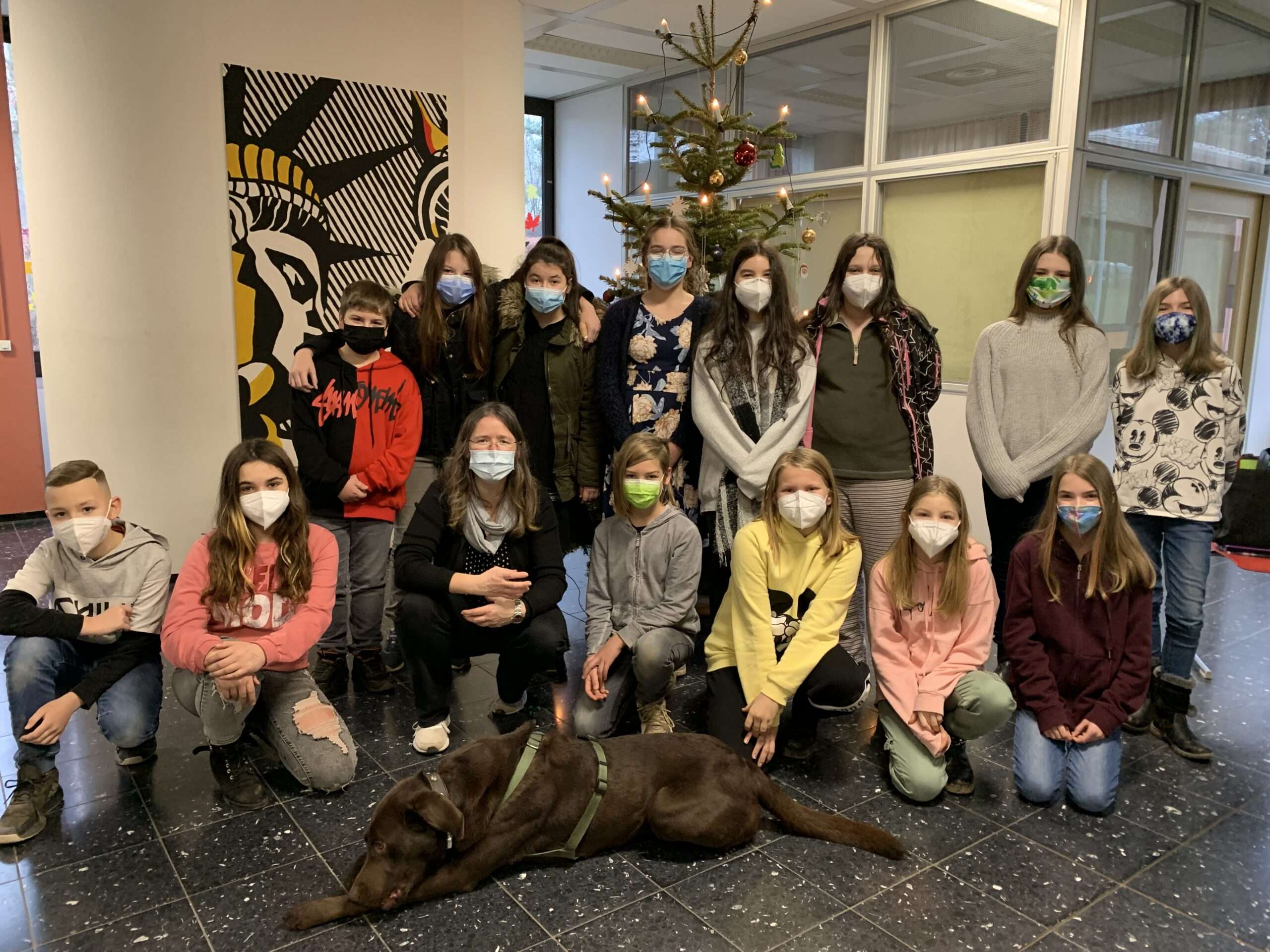 Die Schulhund-AG vor dem Weihnachtsbaum