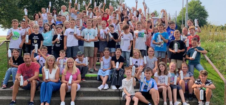 Förderverein der Gesamtschule Mücke schenkt allen 5. Klässlern zur Einschulung eine Trinkflasche