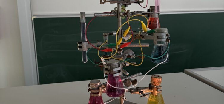 Chemie-Unterricht mal anders: Achtklässler bauen einen „chemischen Weihnachtsbaum“ Chemie-Unterricht mal anders: Achtklässler bauen einen „chemischen Weihnachtsbaum“